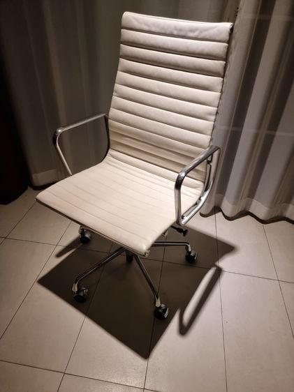 Eames aluminum group พนักสูง ของสภาพสวย หนังแท้ขาวงาช้าง  Authentic Herman Miller Eames chair รูปที่ 10