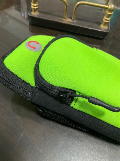 กระเป๋าใส่มือถือ กันน้ํา เหมาะกับใส่เล่นกีฬากลางแจ้ง มือหนึ่ง มีสีส้มและเขียว รูปที่ 8