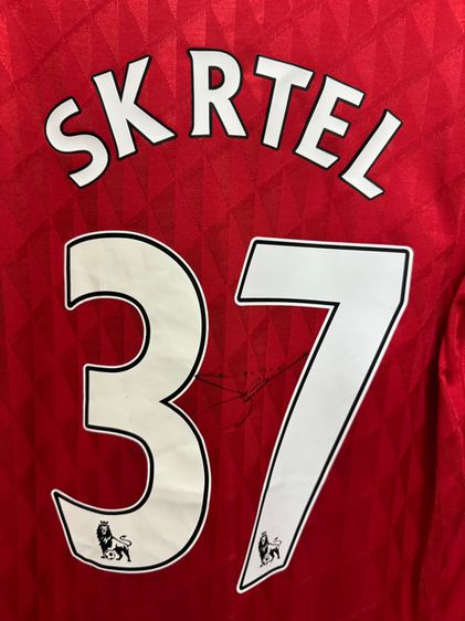 เสื้อ Liverpool ปี 2010 ลายเซ็นต์ Skertel รูปที่ 3