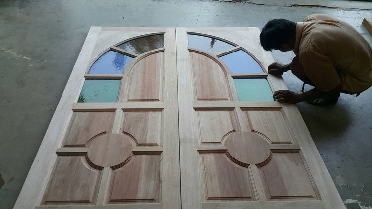 รับผลิตและจำหน่ายบานประตูไม้เนื้อแข็ง พร้อมกระจก  มีบริการขนส่ง ผลิตตรงจากโรงงานของเราเอง  รูปที่ 2