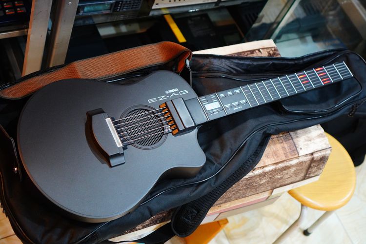(1) สวยๆพร้อมกระเป๋า YAMAHA EZ-AG Digital Acoustic Guitar กีต้าร์อะคูสติก ดิจิตอล รูปที่ 4