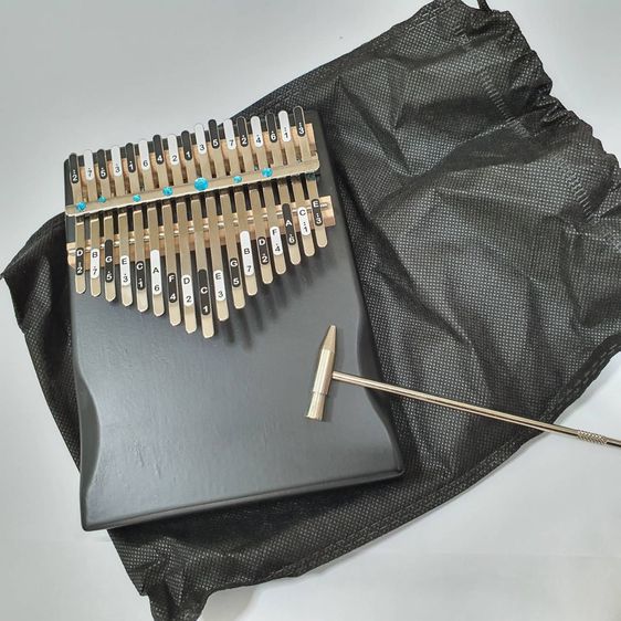 kalimba 17 คีย์ เปียโนไม้มะฮอกกานี เครื่องดนตรีสําหรับผู้เริ่มต้น คาลิมบา พร้อมกระเป๋า และไม้จูนเสียง สติ๊กเกอร์โน้ต อุปกรณ์ครบชุด รูปที่ 7