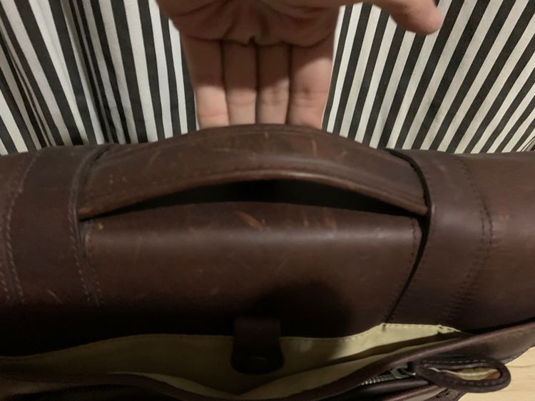 ขาย Messenger bag  กระเป๋าหนังแท้ทั้งใบ ใส่เอกสาร ใส่โน๊ตบุ๊ค สะพายข้าง ได้ ถือได้ สีน้ำตาลเข้ม  สภาพใหม่ รูปที่ 7