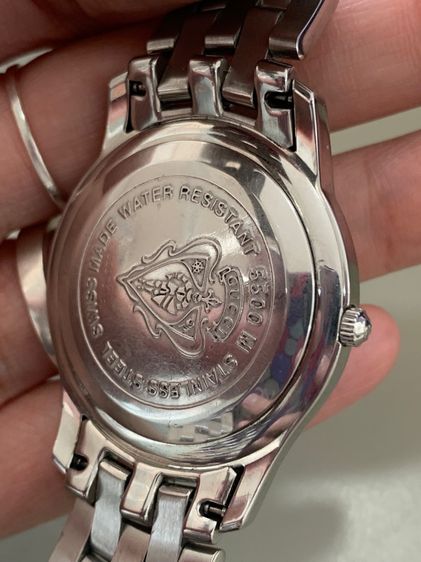 นาฬิกา Gucci 5500M ของแท้ มือสอง สภาพใหม่ หน้าปัดสีดำ มีช่องบอกวันที่ สายสแตนเลส หน้าปัดบอยไซส์ 35mm. รูปที่ 9