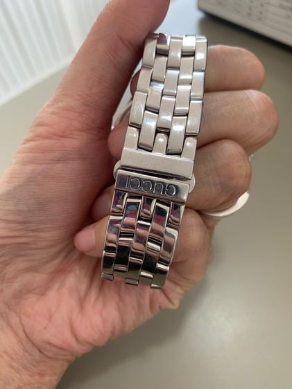 นาฬิกา Gucci 5500M ของแท้ มือสอง สภาพใหม่ หน้าปัดสีดำ มีช่องบอกวันที่ สายสแตนเลส หน้าปัดบอยไซส์ 35mm. รูปที่ 7