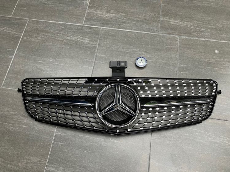 กระจังหน้า Benz W204 สีดำทรง Daimond สำหรับ C Class รุ่น C Coupe และ Sedan  รูปที่ 3