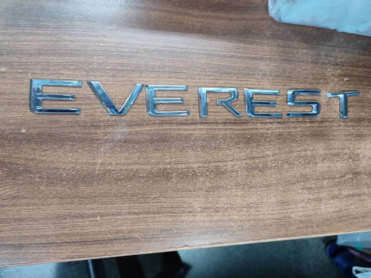 ตัวหนังสือ EVEREREST ติดฝากระโปรงหน้า ของ Ford Everest แท้ รูปที่ 2