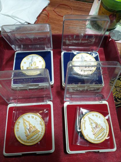 เหรียญสามกษัตริย์ หลวงพ่อทันใจ วัดพระธาตุช่อแฮ จ.แพร่ ปี ๒๕๕๐
มี 2 พิมพ์ เหมาไป 4 เหรียญ พิธีใหญ่เจตนาดี สวยทุกเหรียญ หายากแล้ว
 รูปที่ 9