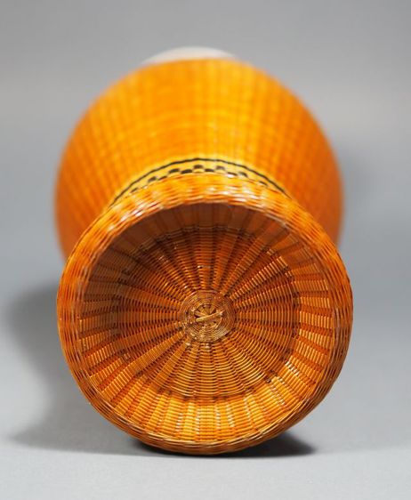 แจกันกระเบื้องจีน หุ้มไม้ไผ่สาน ของเก่า Antique Chinese Blanc De Chine Handcrafted Rare Woven Bamboo Porcelain Vase รูปที่ 5