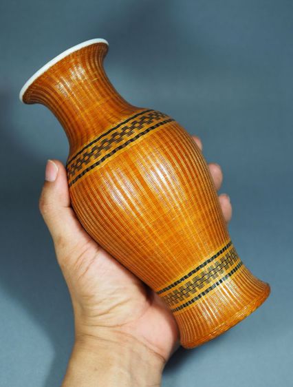แจกันกระเบื้องจีน หุ้มไม้ไผ่สาน ของเก่า Antique Chinese Blanc De Chine Handcrafted Rare Woven Bamboo Porcelain Vase รูปที่ 8