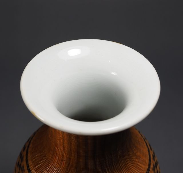 แจกันกระเบื้องจีน หุ้มไม้ไผ่สาน ของเก่า Antique Chinese Blanc De Chine Handcrafted Rare Woven Bamboo Porcelain Vase รูปที่ 6