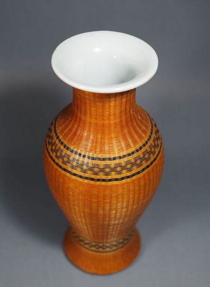 แจกันกระเบื้องจีน หุ้มไม้ไผ่สาน ของเก่า Antique Chinese Blanc De Chine Handcrafted Rare Woven Bamboo Porcelain Vase รูปที่ 2