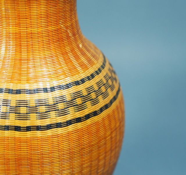แจกันกระเบื้องจีน หุ้มไม้ไผ่สาน ของเก่า Antique Chinese Blanc De Chine Handcrafted Rare Woven Bamboo Porcelain Vase รูปที่ 3