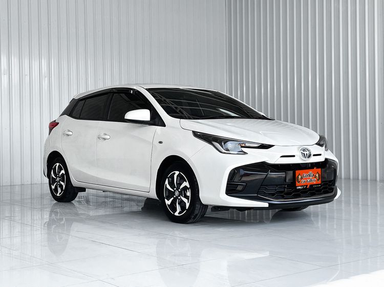 Toyota Yaris 2023 1.2 Sport Hatchback Sedan เบนซิน เกียร์อัตโนมัติ ขาว รูปที่ 2