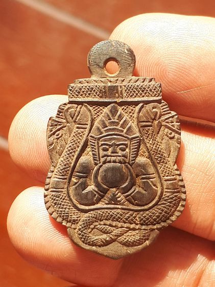 พระราหูอมจันทร์ กะลาตาเดียวแกะ หน้ายักษ์ หลังจาร หลวงพ่อน้อย วัดศรีษะทอง จ.นครปฐม กะลาตาเดียวแกะ ควรพิจารณาความเก่าที่มีอายุไม่ต่ำกว่า 60-70 รูปที่ 3