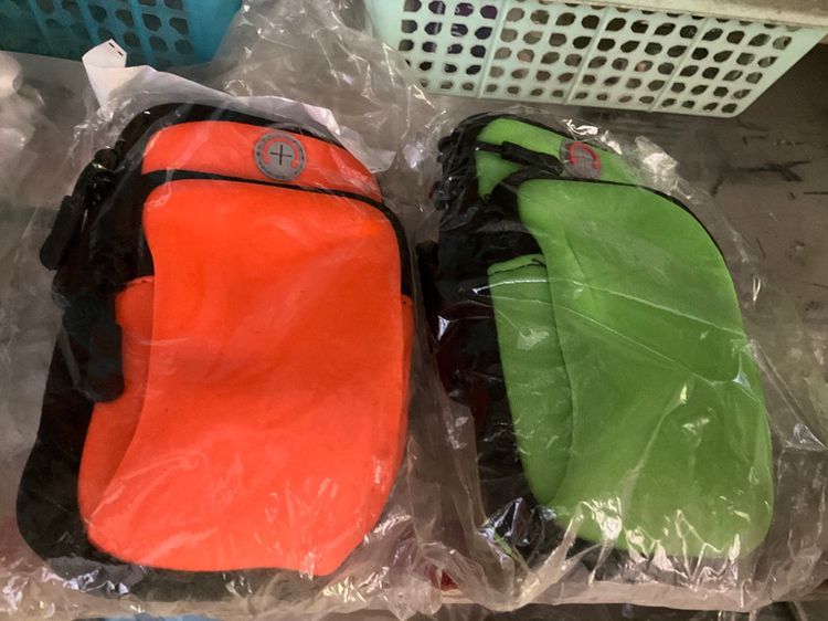 กระเป๋าใส่มือถือ กันน้ํา เหมาะกับใส่เล่นกีฬากลางแจ้ง มือหนึ่ง มีสีส้มและเขียว รูปที่ 11