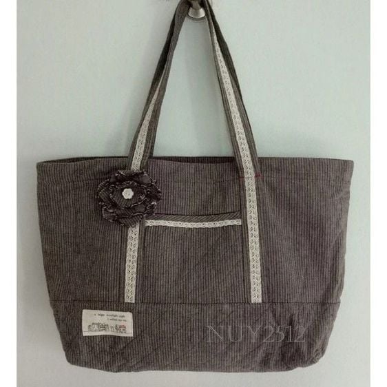 กระเป๋า Sunny Place Women's Bags 
สีเทาปักแมวดำผูกโบว์แดง รูปที่ 1