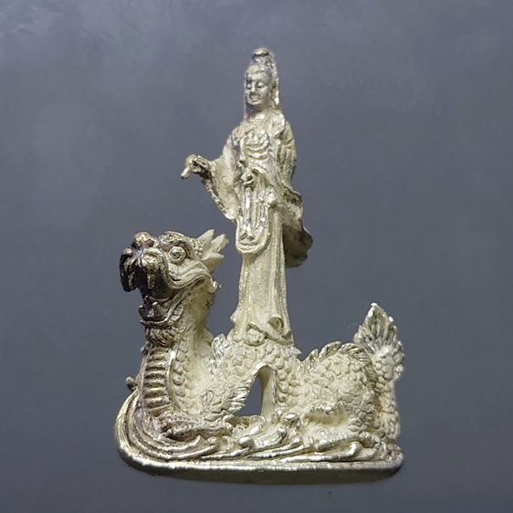 เจ้าแม่กวนอิมเหยียบมังกร รูปหล่อลอยองค์ เนื้อเงิน ขนาดสูง 3.2 เซ็น พิธีพุทธาภิเษก ณ อุโบสถ วัดบวรนิเวศวิหาร พ.ศ.2540 พร้อมกล่องเดิม รูปที่ 3