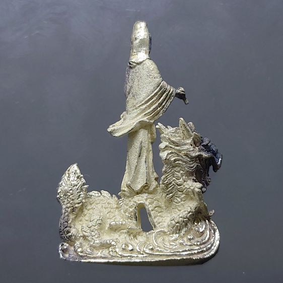 เจ้าแม่กวนอิมเหยียบมังกร รูปหล่อลอยองค์ เนื้อเงิน ขนาดสูง 3.2 เซ็น พิธีพุทธาภิเษก ณ อุโบสถ วัดบวรนิเวศวิหาร พ.ศ.2540 พร้อมกล่องเดิม รูปที่ 4