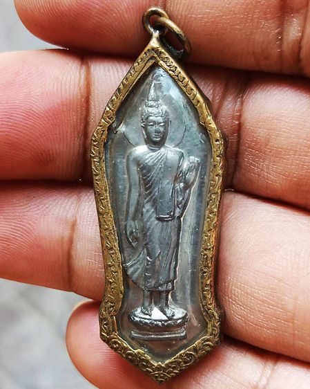 2.พระลีลา 25 พุทธศตวรรษ เนื้อชิน พิมพ์หางหงส์ มีเขี้ยว ผิวกระจก เลี่ยมกรอบธรรมจักรเดิมๆ ขาครบแข็งแรง ไม่เคยผ่านการแกะเลย รูปที่ 2