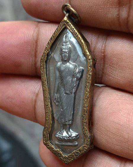 2.พระลีลา 25 พุทธศตวรรษ เนื้อชิน พิมพ์หางหงส์ มีเขี้ยว ผิวกระจก เลี่ยมกรอบธรรมจักรเดิมๆ ขาครบแข็งแรง ไม่เคยผ่านการแกะเลย รูปที่ 3