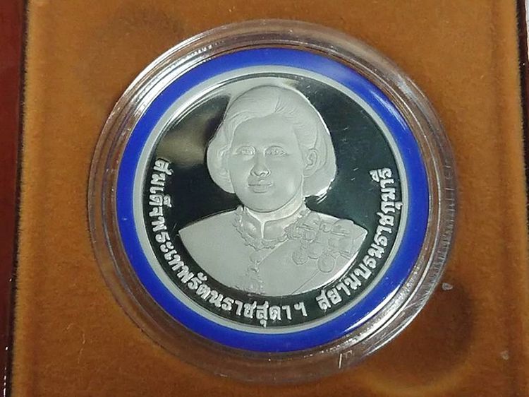 เหรียญ 800 บาท เนื้อเงินขัดเงา ที่ระลึกครบ 5 รอบ สมเด็จพระเทพฯ พ.ศ.2558 อุปกรณ์ครบ รูปที่ 2