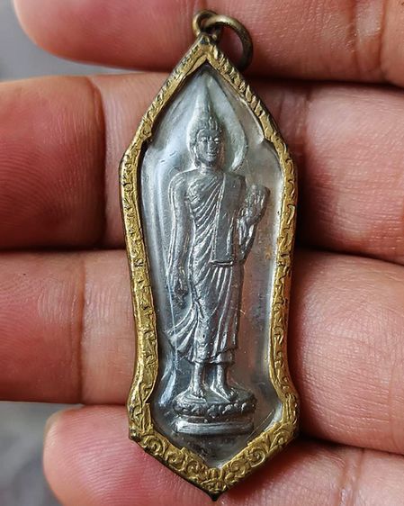 1.พระลีลา 25 พุทธศตวรรษ เนื้อชิน พิมพ์หางหงส์ มีเขี้ยว ผิวกระจก เลี่ยมกรอบธรรมจักรเดิมๆ ขาครบแข็งแรง ไม่เคยผ่านการแกะเลย รูปที่ 2