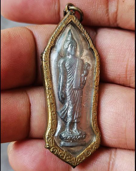 1.พระลีลา 25 พุทธศตวรรษ เนื้อชิน พิมพ์หางหงส์ มีเขี้ยว ผิวกระจก เลี่ยมกรอบธรรมจักรเดิมๆ ขาครบแข็งแรง ไม่เคยผ่านการแกะเลย รูปที่ 3