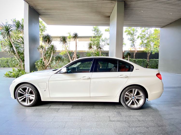 BMW Series 3 2018 330e Sedan ปลั๊กอินไฮบริด (PHEV) ไม่ติดแก๊ส เกียร์อัตโนมัติ ขาว รูปที่ 3
