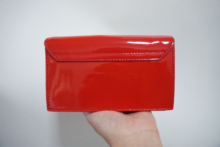 กระเป๋าโทรี่ บลัช  หนังแก้ว สายโซ่  Tory  Burch Patent Leather Logo Crossbody Bag รูปที่ 9
