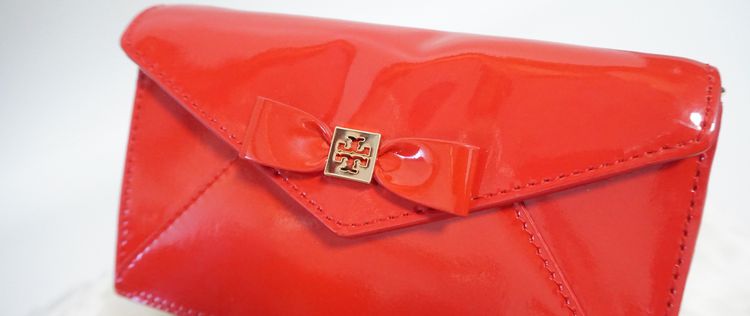 กระเป๋าโทรี่ บลัช  หนังแก้ว สายโซ่  Tory  Burch Patent Leather Logo Crossbody Bag รูปที่ 11