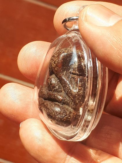 พระปิดตา เนื้อผงคลุกรัก พิมพ์ปั้นลอยองค์ องค์อ้วน ๆ กลม ๆ เป็นพระที่ดูง่าย มีอายุการสร้างหลายๆสิบปี มีความหดเหี่ยวของเนื้อพระ เนื้อผงคลุกรัก รูปที่ 6