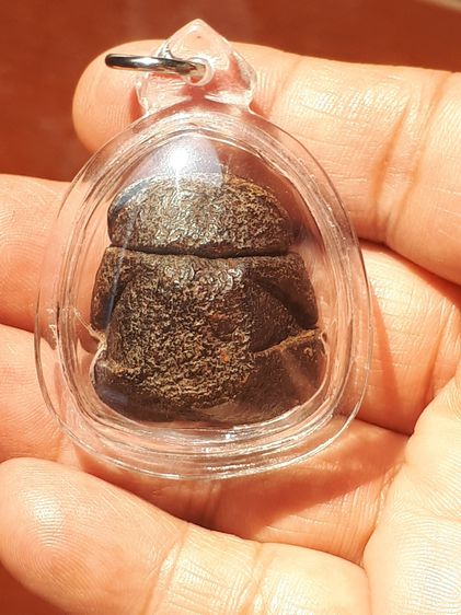 พระปิดตา เนื้อผงคลุกรัก พิมพ์ปั้นลอยองค์ องค์อ้วน ๆ กลม ๆ เป็นพระที่ดูง่าย มีอายุการสร้างหลายๆสิบปี มีความหดเหี่ยวของเนื้อพระ เนื้อผงคลุกรัก รูปที่ 2