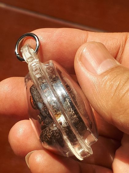 พระปิดตา เนื้อผงคลุกรัก พิมพ์ปั้นลอยองค์ องค์อ้วน ๆ กลม ๆ เป็นพระที่ดูง่าย มีอายุการสร้างหลายๆสิบปี มีความหดเหี่ยวของเนื้อพระ เนื้อผงคลุกรัก รูปที่ 4