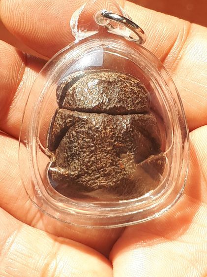 พระปิดตา เนื้อผงคลุกรัก พิมพ์ปั้นลอยองค์ องค์อ้วน ๆ กลม ๆ เป็นพระที่ดูง่าย มีอายุการสร้างหลายๆสิบปี มีความหดเหี่ยวของเนื้อพระ เนื้อผงคลุกรัก รูปที่ 9