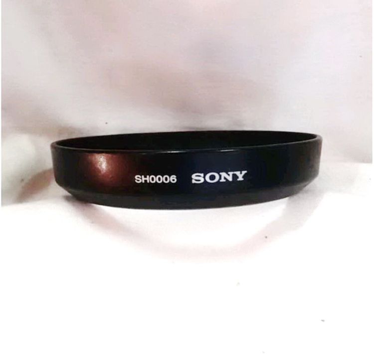 ฮู้ดสำหรับเลนส์ Sony รุ่น SH0006 สำหรับเลนส์ Sony 18-70mm หรือ Sony 18-55mm  ใส่เพื่อป้องกันแสงแฟร จากหน้าเลนส์ ป้องกันการกระแทกหน้าเลนส์โดย รูปที่ 2
