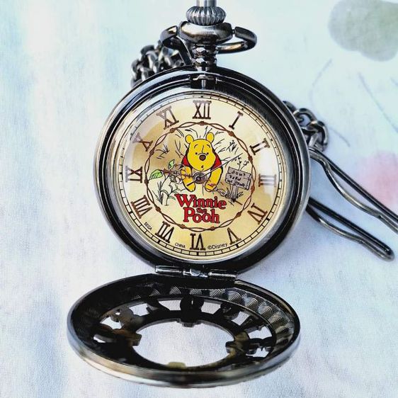 Winnie the Pooh Pocket Watch by SEGA ลายหมีพูห์สุดคิ้วท์ นาฬิกาพกดีไซน์วินเทจ มือหนึ่ง ใหม่เก่าเก็บ ไม่ผ่านการใช้งาน พร้อมกล่องเหล็ก รูปที่ 4