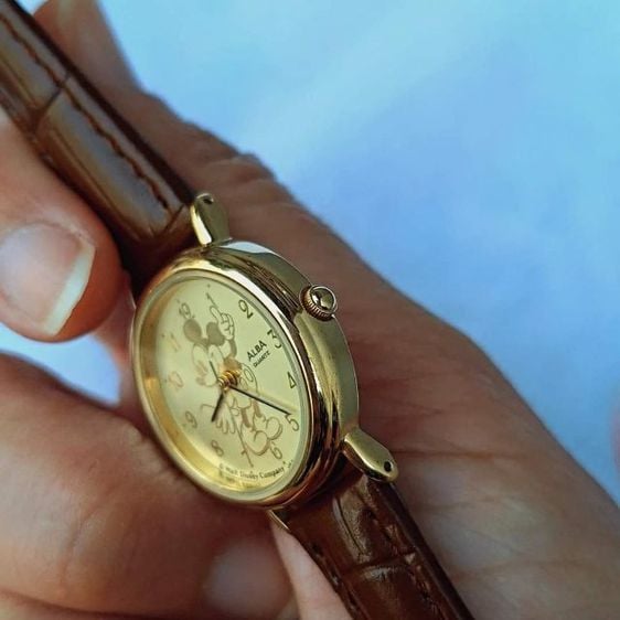 นาฬิกาข้อมือ ไซส์ผู้หญิง มือสอง สภาพสวยมาก 
ระบบถ่าน เครื่องญี่ปุ่น กระจกใสไร้รอย
ตัวเรือนทรงกลมสีทอง รูปที่ 6