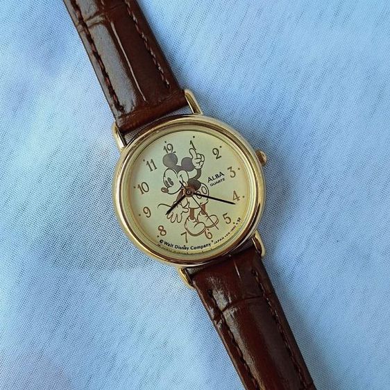 นาฬิกาข้อมือ ไซส์ผู้หญิง มือสอง สภาพสวยมาก 
ระบบถ่าน เครื่องญี่ปุ่น กระจกใสไร้รอย
ตัวเรือนทรงกลมสีทอง รูปที่ 4