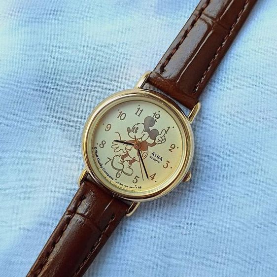 นาฬิกาข้อมือ ไซส์ผู้หญิง มือสอง สภาพสวยมาก 
ระบบถ่าน เครื่องญี่ปุ่น กระจกใสไร้รอย
ตัวเรือนทรงกลมสีทอง รูปที่ 3