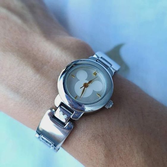 นาฬิกาข้อมือ ไซส์ผู้หญิง มือสอง สภาพสวย
ระบบถ่าน เครื่องญี่ปุ่น กระจกใสไร้รอย
ตัวเรือนทรงกลมสีเงิน
ขนาด 24 มม.  รูปที่ 9