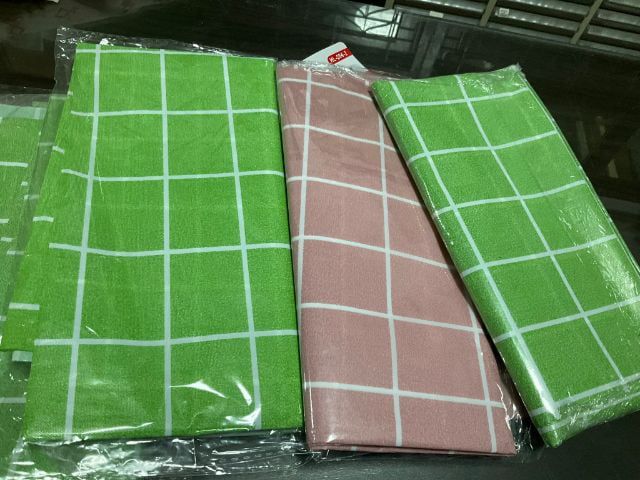 ผ้าปูโต๊ะ ลายตาราง ขนาด 90x137 ซม ผืนละ 20 บาท
วัสดุ PEVA กันน้ำ กันเปื้อน ทำความสะอาดง่าย (มีสีเขียว และชมพู) รูปที่ 5