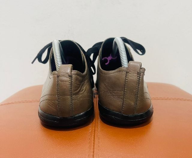 รองเท้าผ้าใบ Prada มือสอง สภาพดี แท้ร้อยเปอร์เซ็นต์ รูปที่ 2
