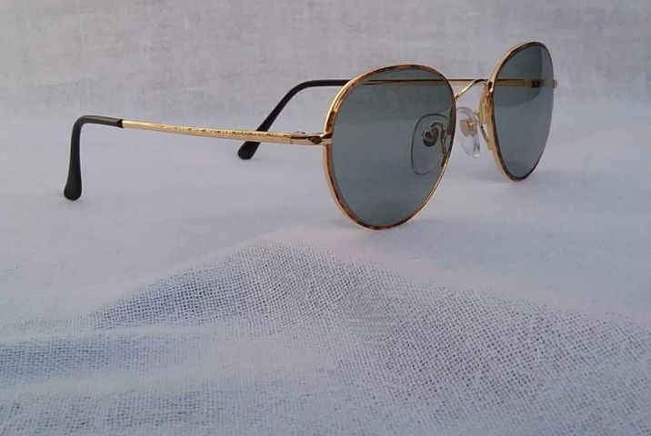 แว่นตาอาร์ติสท์–ทีเฉด–หยดน้ำ–แพนโต้–จอห์น เลนนอน FIT FLEX 'ฟิตเฟล็กซ์' กรอบโลหะทอง เลนส์กระจกคริสตัล สีเทาท้องฟ้า–สว่าง...Authentic Vintage FIT FLEX handmade in Japan