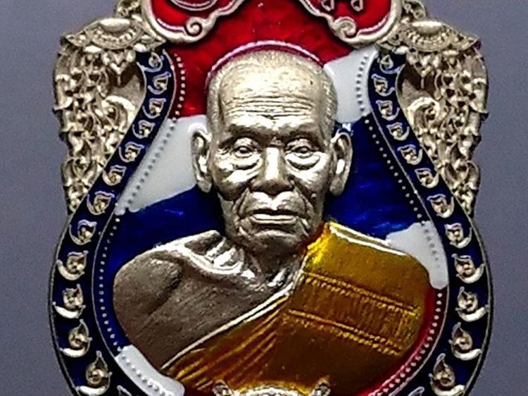 เหรียญเสือคาบดาบ รุ่น2 เนื้ออัลปาก้า ตอกพิเศษ(แจกยกลัง) ลงยาธงชาติ หลังยาน้ำเงิน ขอบน้ำเงินซุ้มแดง หลวงพ่อพัฒน์ วัดห้วยด้วน โคท 150 รูปที่ 3