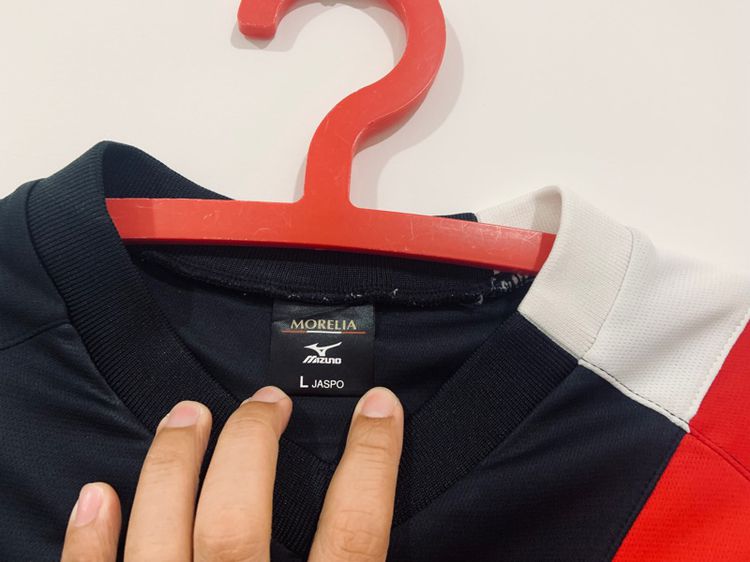 เสื้อกีฬา MIZUNO รุ่น MORELIA แท้ 💯 size L ขนาด อก 21 ยาว 27.5 นิ้ว สภาพใหม่มาก สีดำเข้ม ทรงสวย ดีเทลสวย หายากน่าสะสมครับ รูปที่ 5
