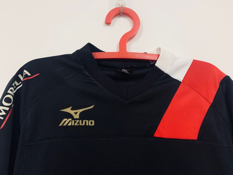 เสื้อกีฬา MIZUNO รุ่น MORELIA แท้ 💯 size L ขนาด อก 21 ยาว 27.5 นิ้ว สภาพใหม่มาก สีดำเข้ม ทรงสวย ดีเทลสวย หายากน่าสะสมครับ รูปที่ 3