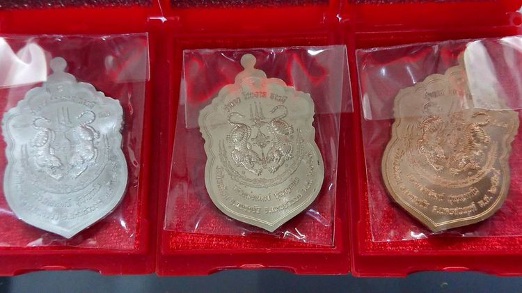เหรียญเสมาเสือคาบดาบ 3 ครบชุดกรรมการ หน้ากากเงินลงยาสีธงชาติ 5 เหรียญ 5 เนื้อ หลังเสือคู่ หลวงพ่อพัฒน์ วัดห้วยด้วน รูปที่ 8