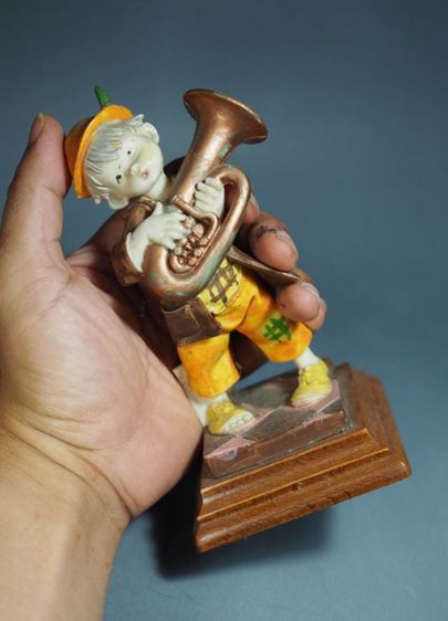 ตุ๊กตานักดนตรีวินเทจจากอิตาลี่ Resin Boy Playing the tuba Home Decor Antiques รูปที่ 6