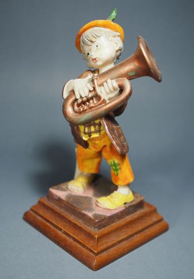 ตุ๊กตานักดนตรีวินเทจจากอิตาลี่ Resin Boy Playing the tuba Home Decor Antiques รูปที่ 4